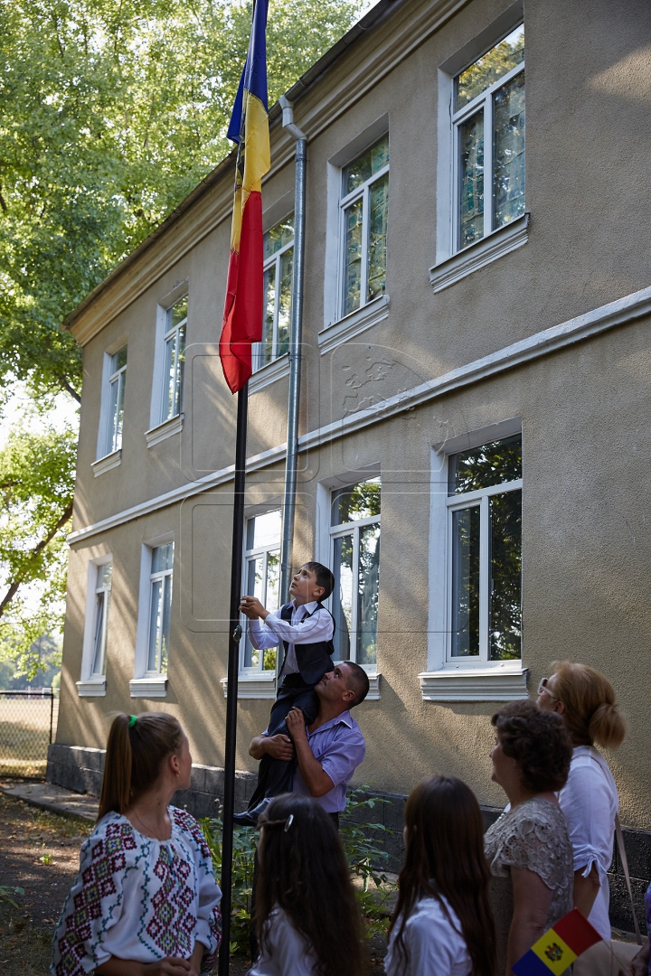 Flutură falnic în bătaia vântului! FOTOREPORT din localităţile în care a fost arborat Tricolorul ţării