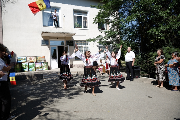 (FOTOREPORT) Eu sunt Moldova. Echipa Publika TV a înmânat tricoloare în localităţi din sud-estul ţării