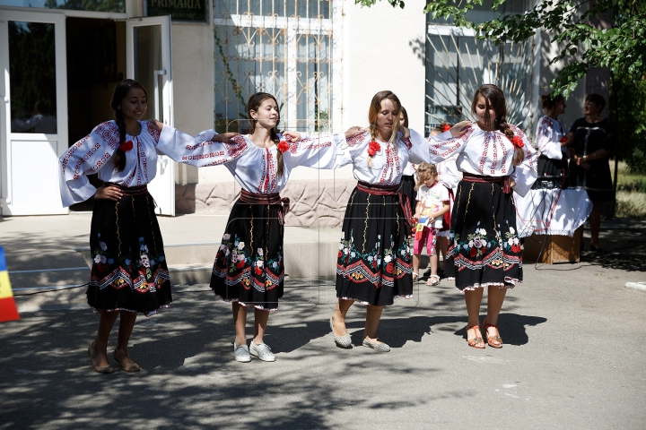 (FOTOREPORT) Eu sunt Moldova. Echipa Publika TV a înmânat tricoloare în localităţi din sud-estul ţării