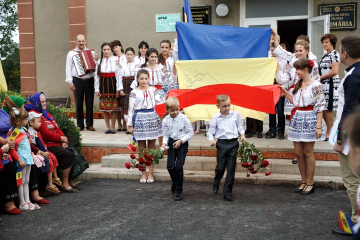 (FOTOREPORT) Eu sunt Moldova. Echipa Publika TV a înmânat tricoloare în localităţi din sud-estul ţării