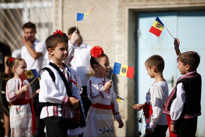 (FOTOREPORT) Eu sunt Moldova. Echipa Publika TV a înmânat tricoloare în localităţi din sud-estul ţării