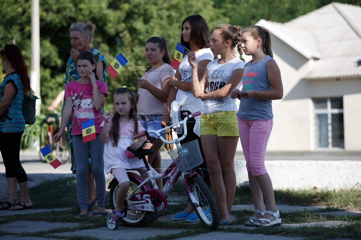 (FOTOREPORT) Eu sunt Moldova. Echipa Publika TV a înmânat tricoloare în localităţi din sud-estul ţării