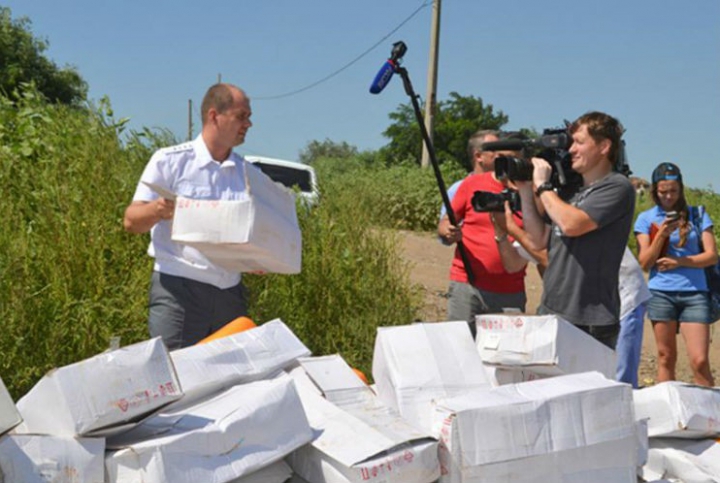 EMBARGO TOTAL: Tone de caşcaval, călcate cu buldozerul în Rusia. Vameşii au inima frântă (FOTO)