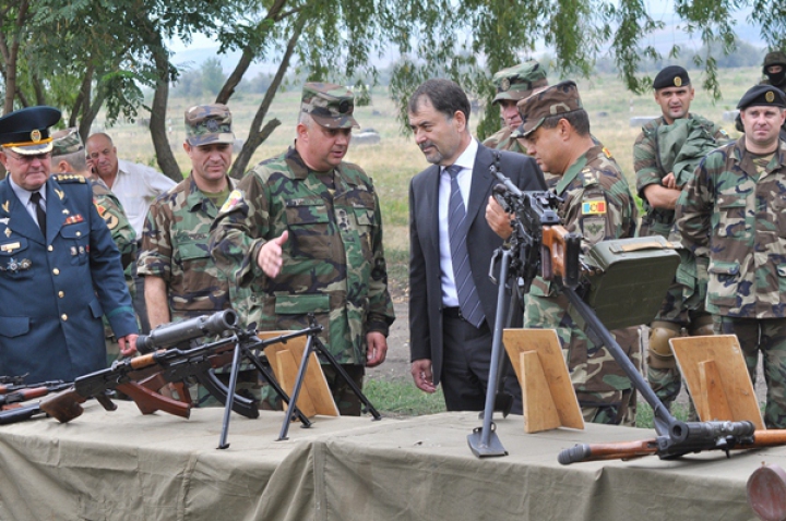 Exerciţii militare la Bălţi. Tehnica din dotare a fost arătată noului ministru al Apărării (VIDEO)