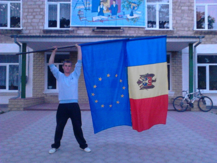 "EU sunt Moldova" ia amploare! Oamenii îşi fac CELE MAI INGENIOASE POZE cu Tricolorul ţării