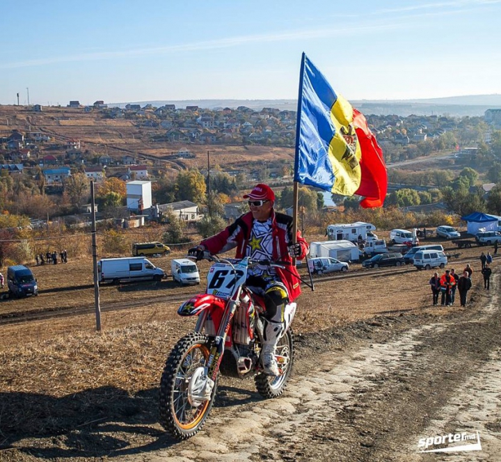 "EU sunt Moldova" ia amploare! Oamenii îşi fac CELE MAI INGENIOASE POZE cu Tricolorul ţării