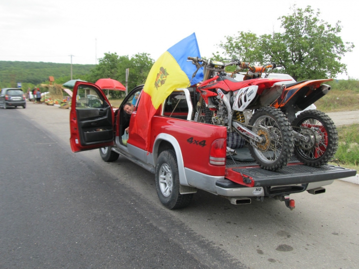 "EU sunt Moldova" ia amploare! Oamenii îşi fac CELE MAI INGENIOASE POZE cu Tricolorul ţării