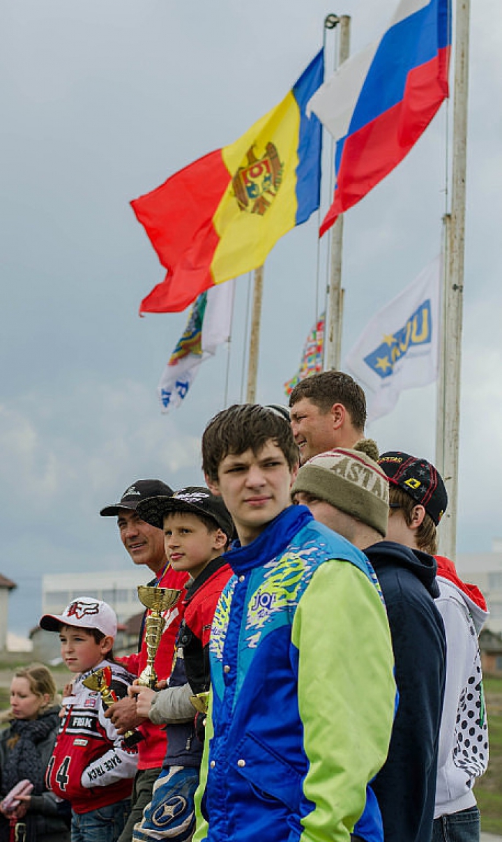 "EU sunt Moldova" ia amploare! Oamenii îşi fac CELE MAI INGENIOASE POZE cu Tricolorul ţării