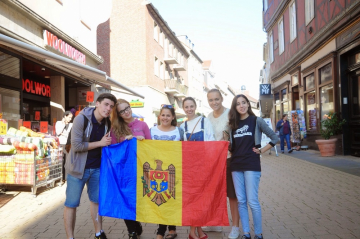 Tricolorul ţării, mândria moldovenilor. Imagini încântătoare cu Drapelul de Stat