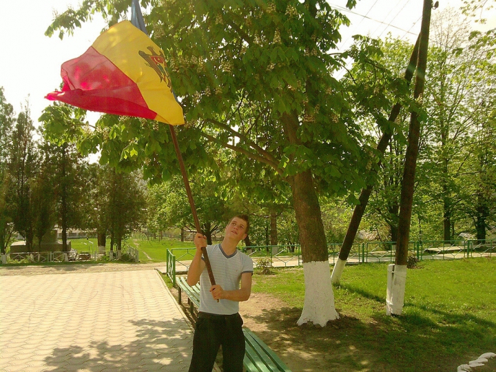 "EU sunt Moldova" ia amploare! Oamenii îşi fac CELE MAI INGENIOASE POZE cu Tricolorul ţării