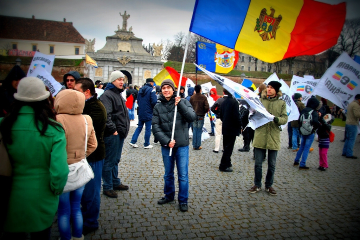 "EU sunt Moldova" ia amploare! Oamenii îşi fac CELE MAI INGENIOASE POZE cu Tricolorul ţării