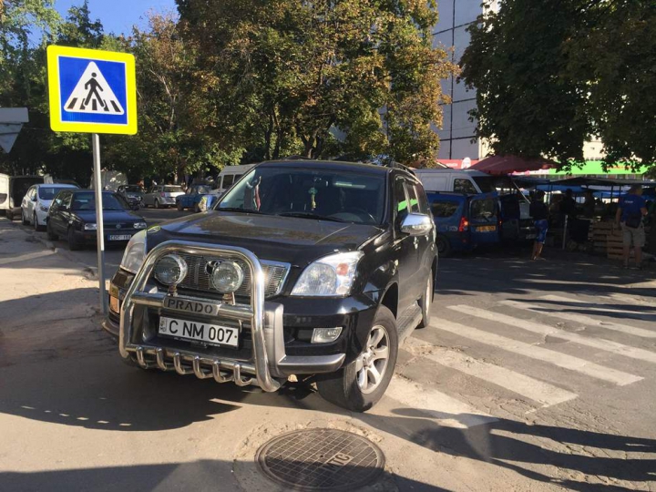 S-a întâmplat pe şoseaua Hânceşti. Zeci de oameni, indignaţi de fapta unui şofer (FOTO)