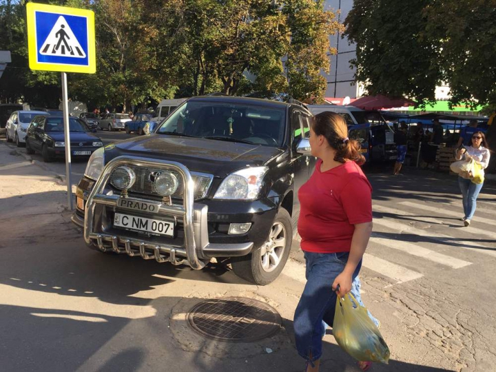 S-a întâmplat pe şoseaua Hânceşti. Zeci de oameni, indignaţi de fapta unui şofer (FOTO)