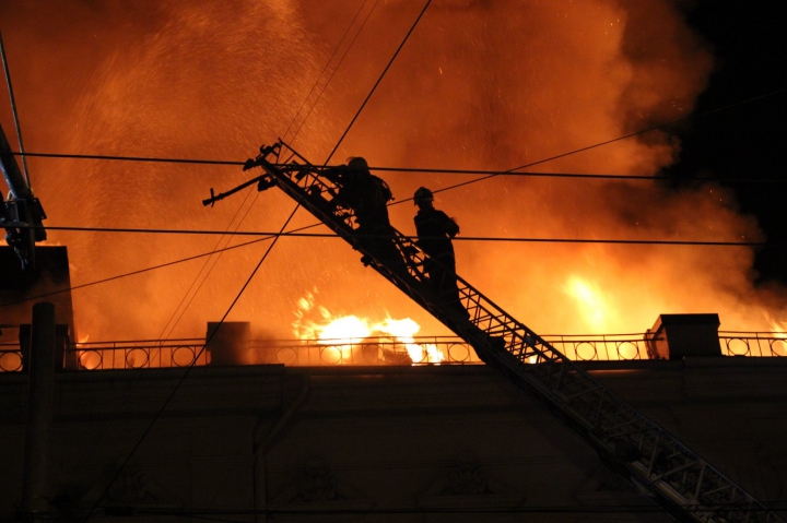 INCENDIU DE PROPORŢII în Chișinău! Pompierii au intervenit în forţă (FOTOREPORT din timpul DEZASTRULUI)