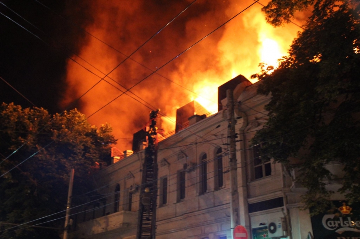 INCENDIU DE PROPORŢII în Chișinău! Pompierii au intervenit în forţă (FOTOREPORT din timpul DEZASTRULUI)