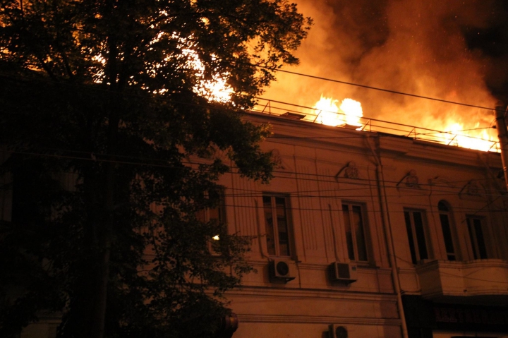 INCENDIU DE PROPORŢII în Chișinău! Pompierii au intervenit în forţă (FOTOREPORT din timpul DEZASTRULUI)