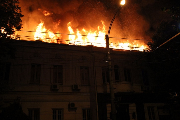 INCENDIU DE PROPORŢII în Chișinău! Pompierii au intervenit în forţă (FOTOREPORT din timpul DEZASTRULUI)