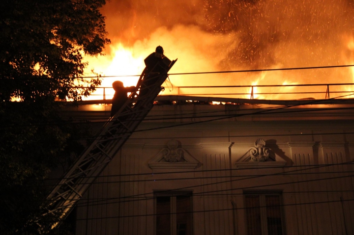 INCENDIU DE PROPORŢII în Chișinău! Pompierii au intervenit în forţă (FOTOREPORT din timpul DEZASTRULUI)