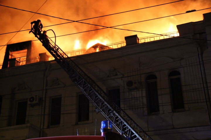 INCENDIU DE PROPORŢII în Chișinău! Pompierii au intervenit în forţă (FOTOREPORT din timpul DEZASTRULUI)