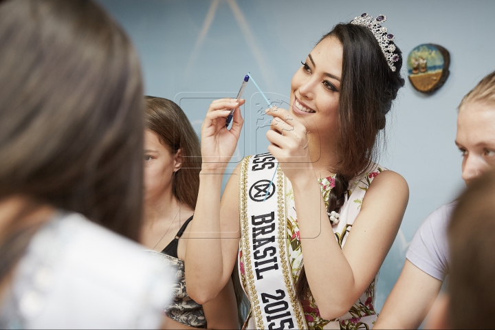 "Miss Brazilia 2015", în vizită la un centru de plasament. Reacţia copiilor când au văzut-o (FOTO)