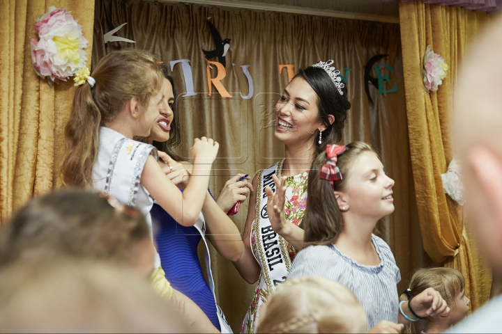 "Miss Brazilia 2015", în vizită la un centru de plasament. Reacţia copiilor când au văzut-o (FOTO)