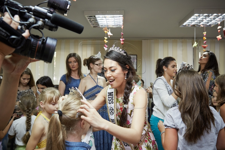 "Miss Brazilia 2015", în vizită la un centru de plasament. Reacţia copiilor când au văzut-o (FOTO)