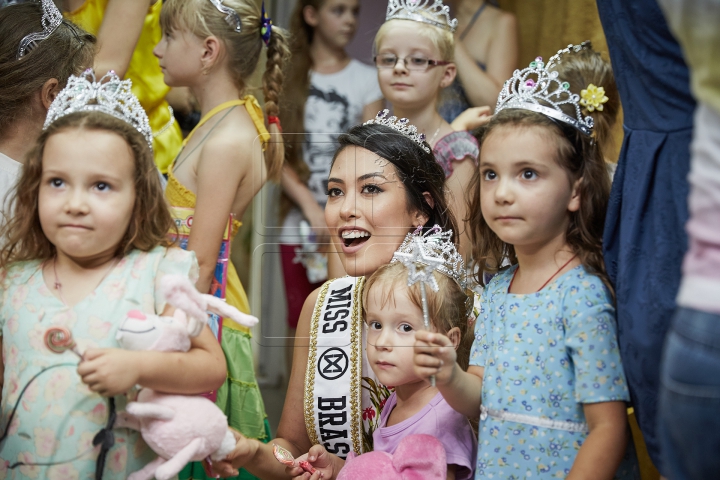 "Miss Brazilia 2015", în vizită la un centru de plasament. Reacţia copiilor când au văzut-o (FOTO)