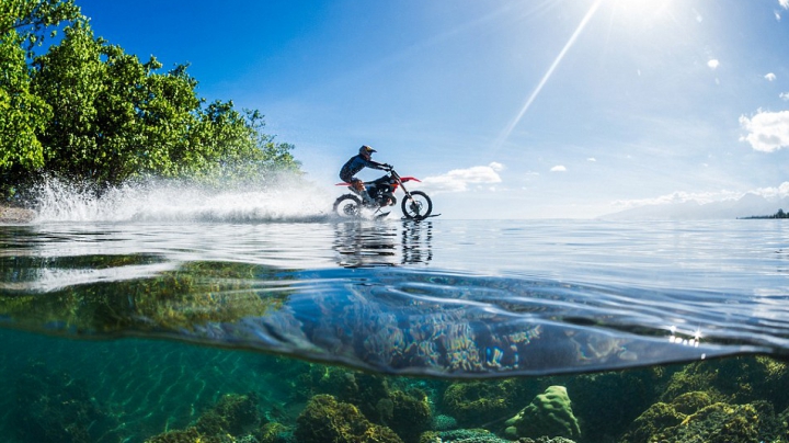 IMAGINI INCREDIBILE. Un pilot australian a reuşit să facă imposibilul cu motocicleta sa (VIDEO)