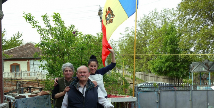 "EU sunt Moldova" ia amploare! Oamenii îşi fac CELE MAI INGENIOASE POZE cu Tricolorul ţării