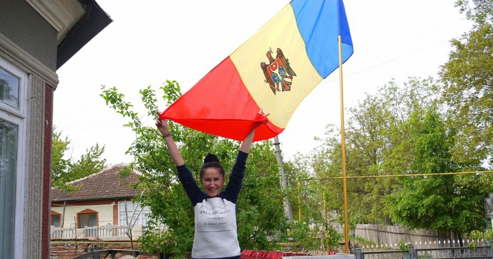 "EU sunt Moldova" ia amploare! Oamenii îşi fac CELE MAI INGENIOASE POZE cu Tricolorul ţării