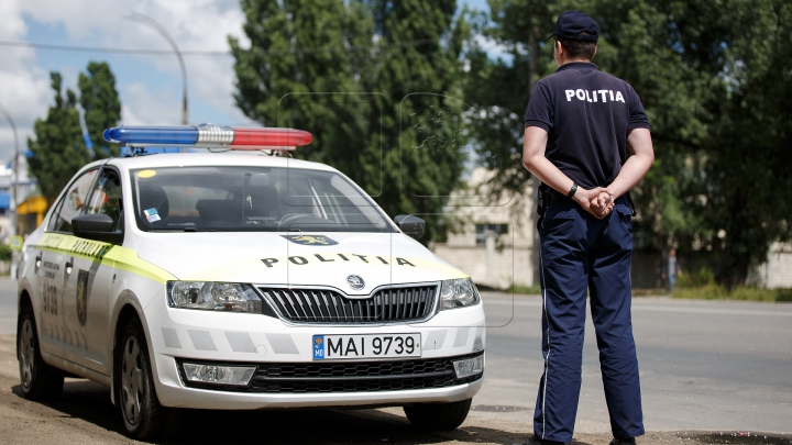 Un tânăr israelian, reţinut de poliţie pe traseul Chişinău-Bender. Ce transporta ilegal într-o cutie (FOTO)