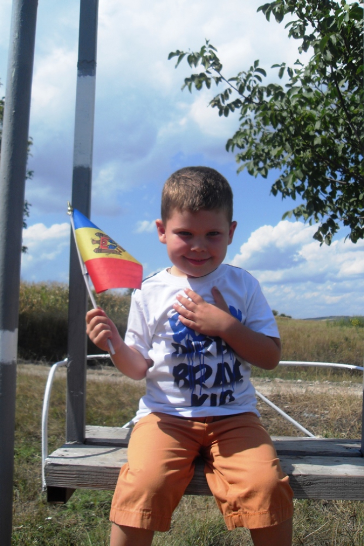 "EU sunt Moldova" ia amploare! Oamenii îşi fac CELE MAI INGENIOASE POZE cu Tricolorul ţării