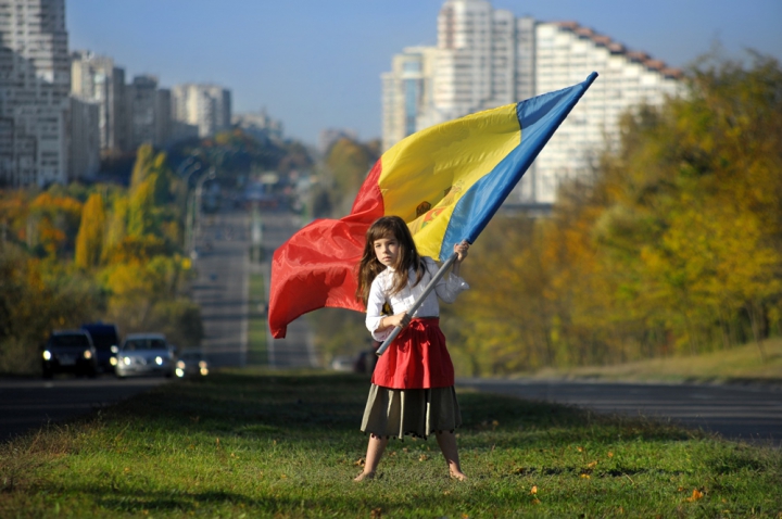 "EU sunt Moldova" ia amploare! Oamenii îşi fac CELE MAI INGENIOASE POZE cu Tricolorul ţării