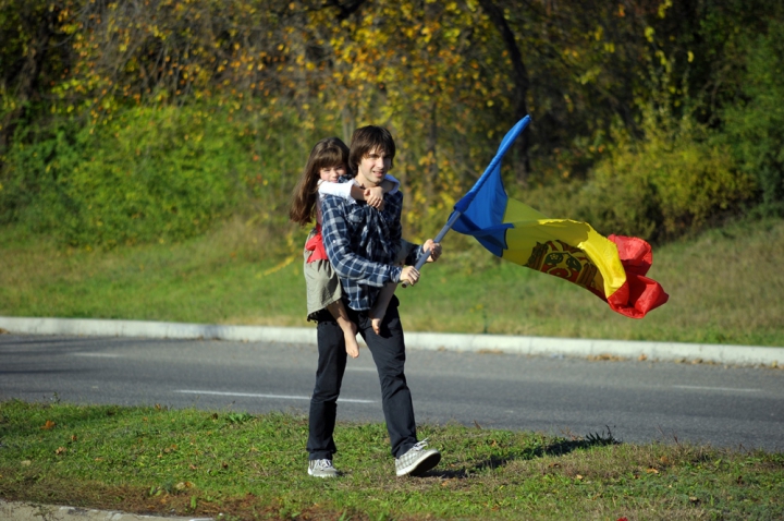 "EU sunt Moldova" ia amploare! Oamenii îşi fac CELE MAI INGENIOASE POZE cu Tricolorul ţării