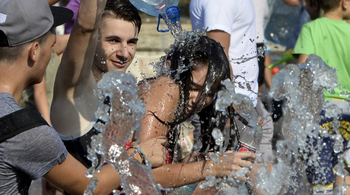 "Water Day" în Parcul Dendrariu. Sute de adolescenţi şi-au luat rămas bun de la vară stropindu-se cu apă