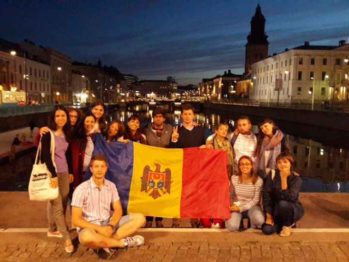 Tricolorul ţării, mândria moldovenilor. Imagini încântătoare cu Drapelul de Stat