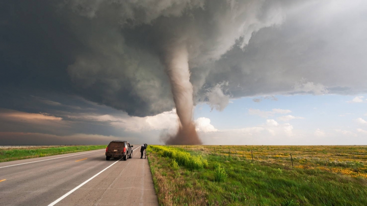 Imagini incredibile. O maşină a fost smulsă de pe stradă şi luată de o tornadă (VIDEO)