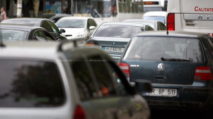 HAOS pe o stradă din Capitală. O şoferiţă beată a furat o maşină şi a lovit un alt automobil (FOTO)