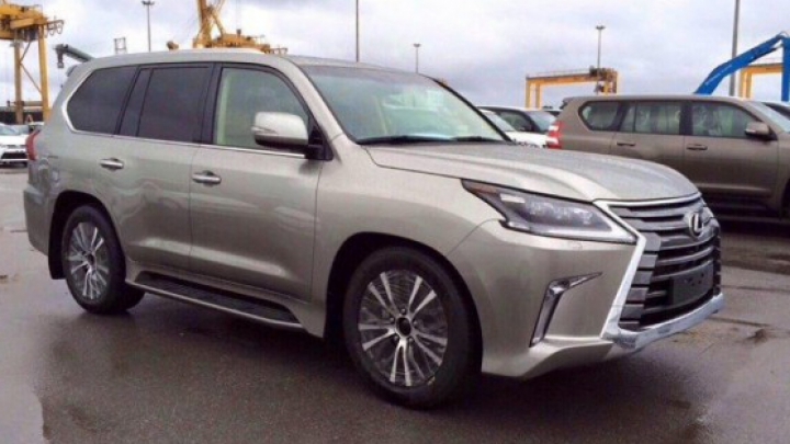 Lexus LX 570 ar putea debuta la Frankfurt. Un internaut a publicat imagini cu modelul arătos