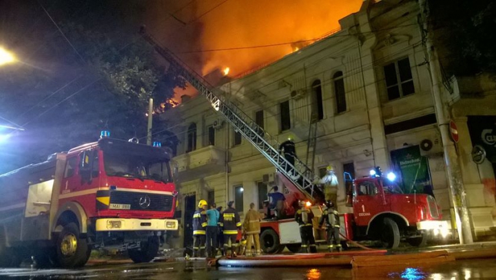 Incendiu de proporții în centrul Capitalei. A ars acoperişul unui restaurant (FOTO/VIDEO)