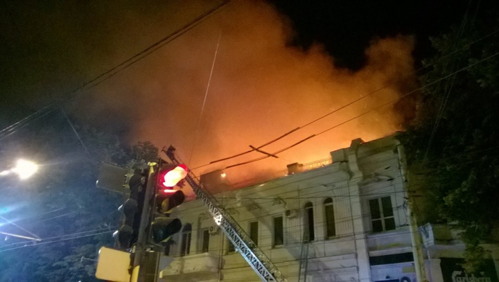 Incendiu de proporții în centrul Capitalei. A ars acoperişul unui restaurant (FOTO/VIDEO)