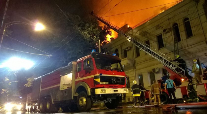 Incendiu de proporții în centrul Capitalei. A ars acoperişul unui restaurant (FOTO/VIDEO)