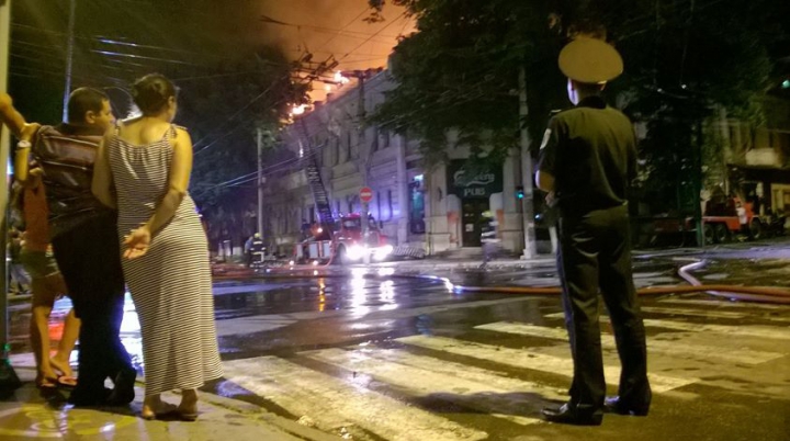 Incendiu de proporții în centrul Capitalei. A ars acoperişul unui restaurant (FOTO/VIDEO)