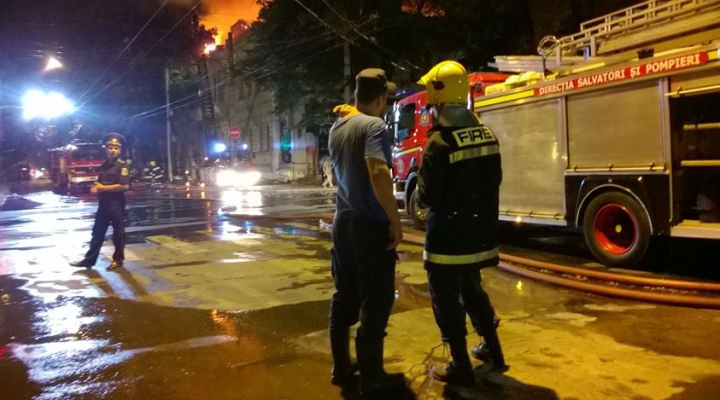 Incendiu de proporții în centrul Capitalei. A ars acoperişul unui restaurant (FOTO/VIDEO)