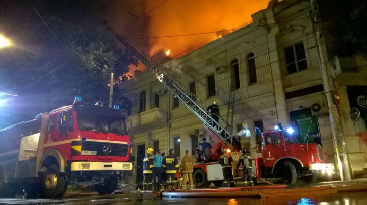 Incendiu de proporții în centrul Capitalei. A ars acoperişul unui restaurant (FOTO/VIDEO)