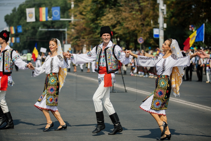 Parada portului popular. Zeci de oameni au defilat în costume naționale în Piața Marii Adunări Naționale (FOTOREPORT)