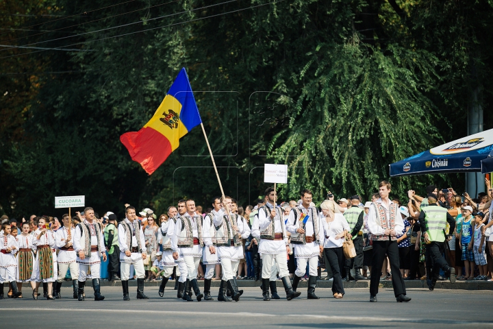 Parada portului popular. Zeci de oameni au defilat în costume naționale în Piața Marii Adunări Naționale (FOTOREPORT)