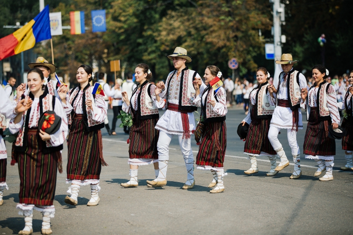 Parada portului popular. Zeci de oameni au defilat în costume naționale în Piața Marii Adunări Naționale (FOTOREPORT)