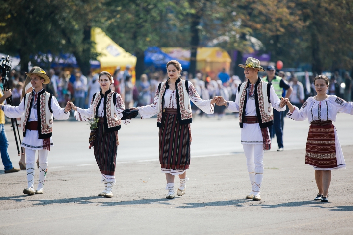 Parada portului popular. Zeci de oameni au defilat în costume naționale în Piața Marii Adunări Naționale (FOTOREPORT)