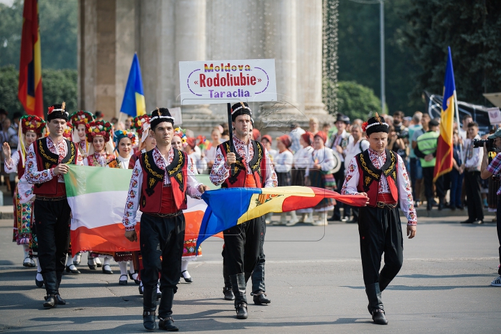 Parada portului popular. Zeci de oameni au defilat în costume naționale în Piața Marii Adunări Naționale (FOTOREPORT)